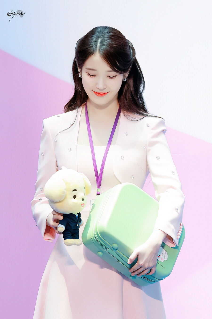 2025.07.25 아이유 인천공항본부세관 홍보대사 위촉식(월아조운)_5.jpg
