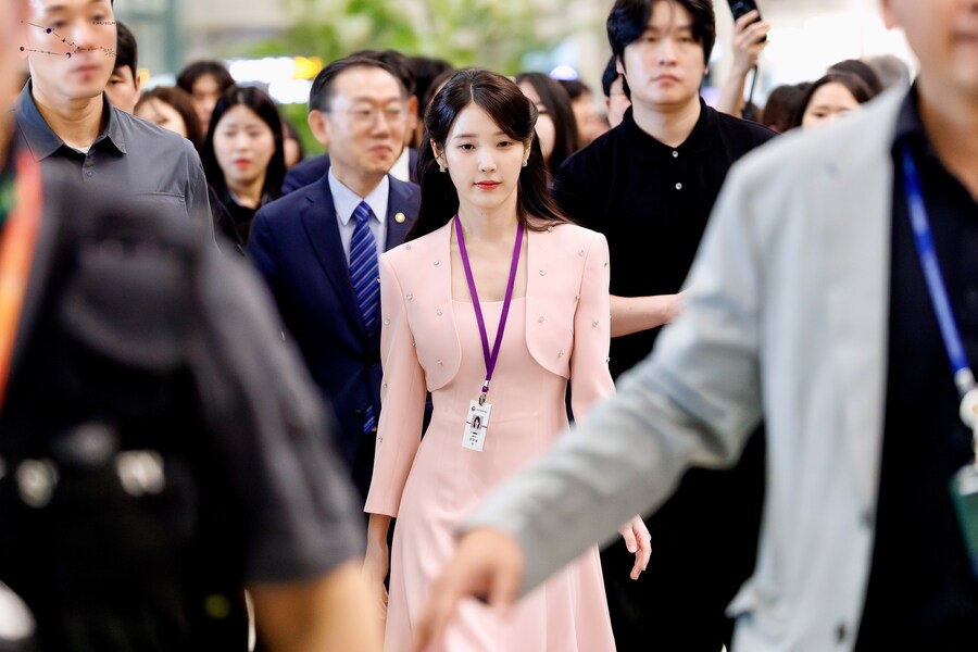 2025.07.25 아이유 인천공항본부세관 홍보대사 위촉식(땡촐이)_1.jpg