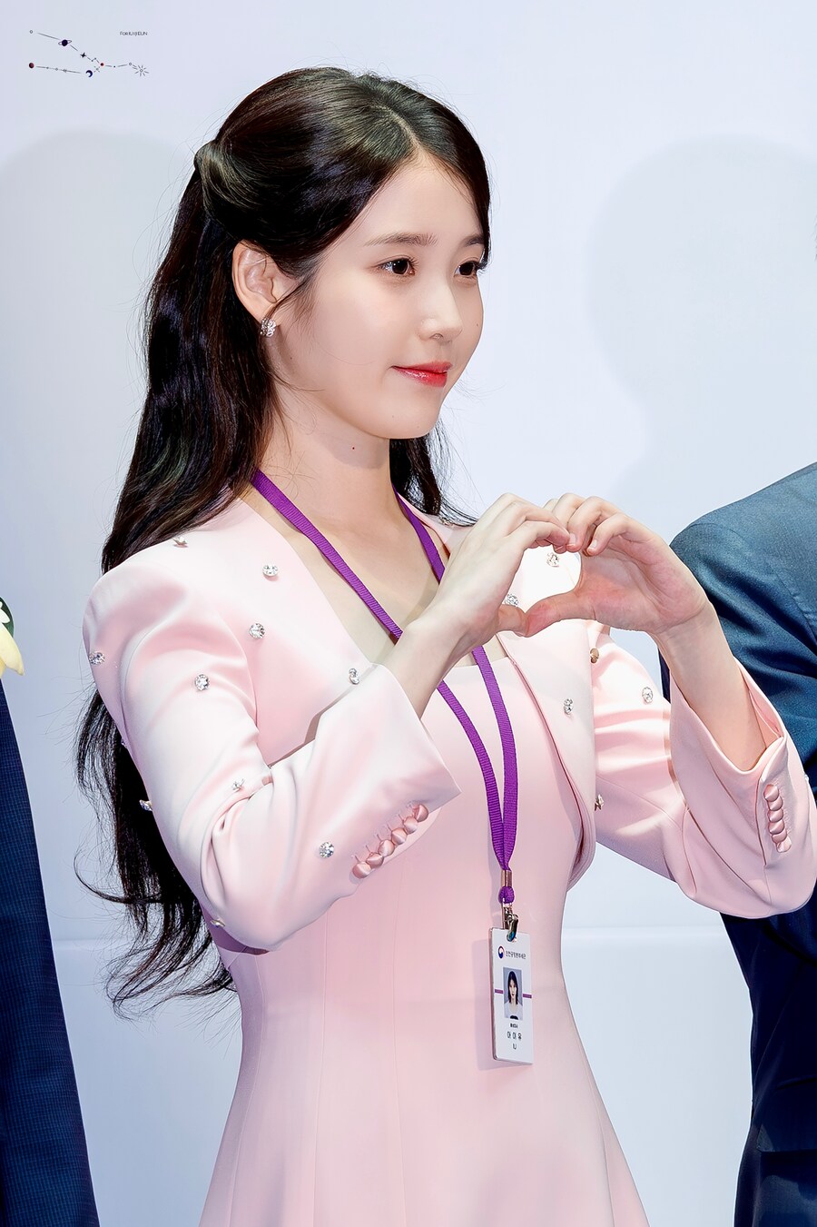 2025.07.25 아이유 인천공항본부세관 홍보대사 위촉식(땡촐이)_19.jpg