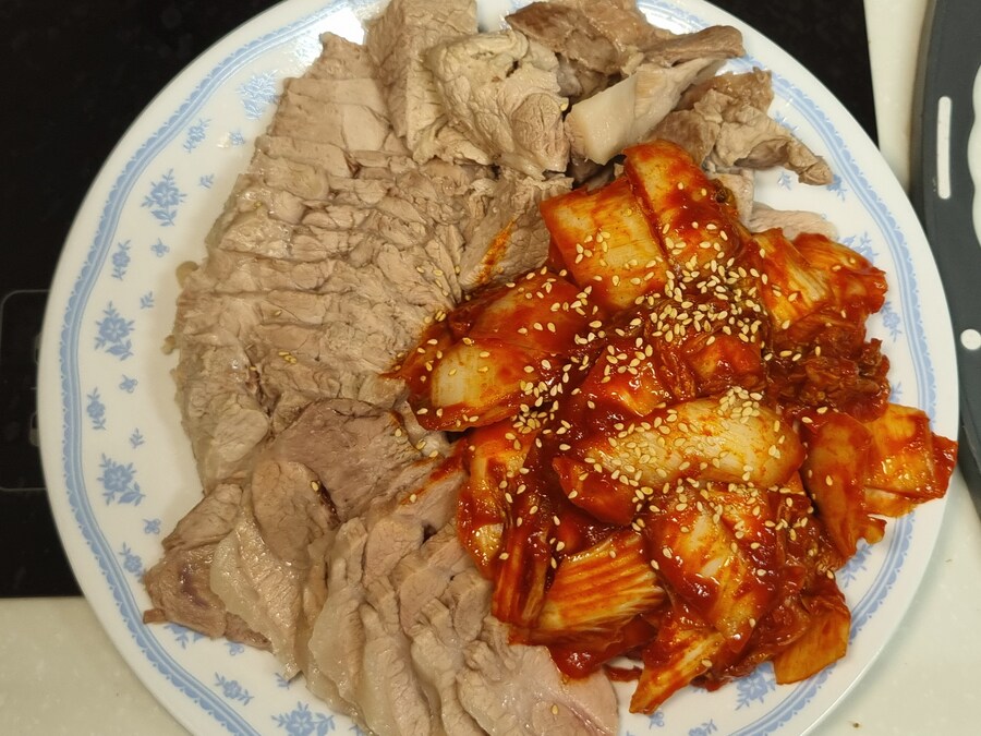 김장시즌은 아니지만 수육과 겉절이_3.jpg