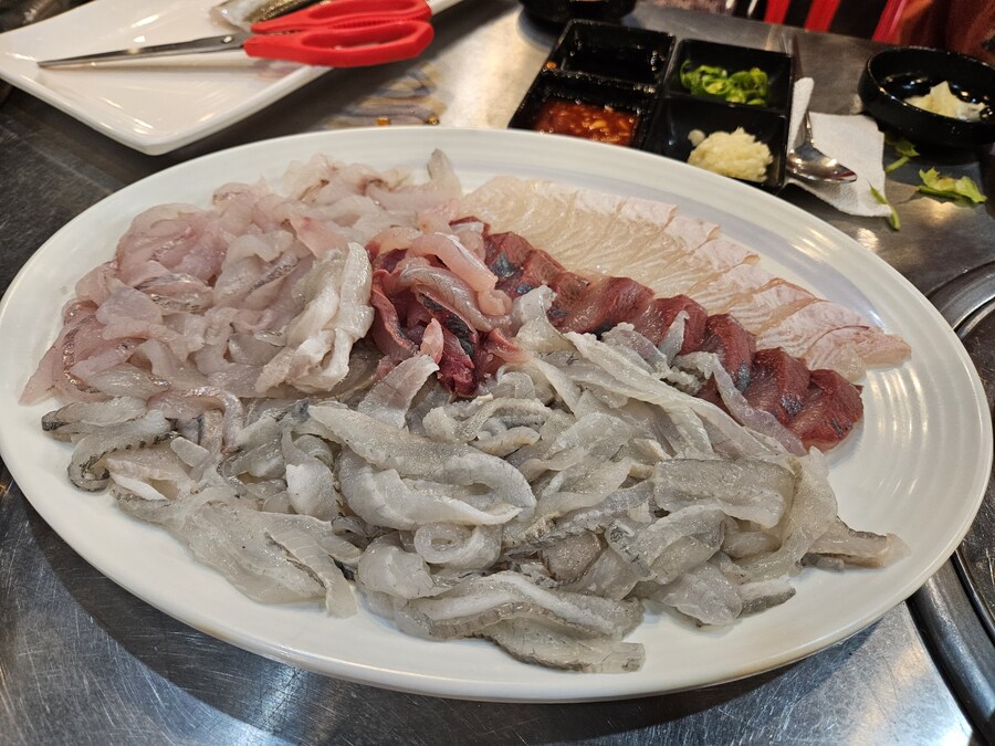 회 포함 수산물을 저렴한 가격에 먹을수 있는 경남 진해 동부회센타_17.jpg