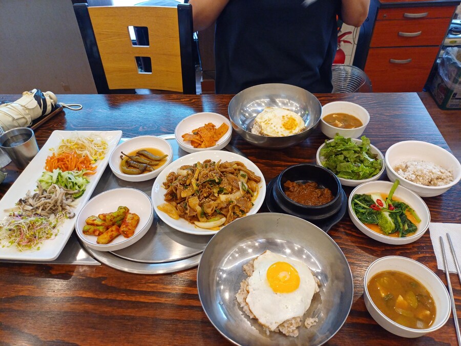 와이프 회사 근처에서 얻어 먹은 제육보리밥 정식_3.jpg