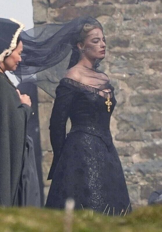 과도한 성적 표현 담은 에메랄드 페넬의 '폭풍의 언덕'_4.jpg