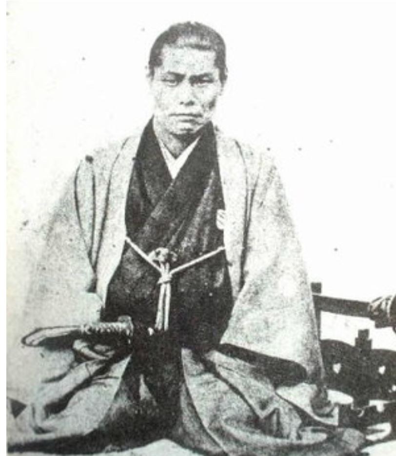 로닌 VS 용과같이 유신 인물 비교_15.jpg