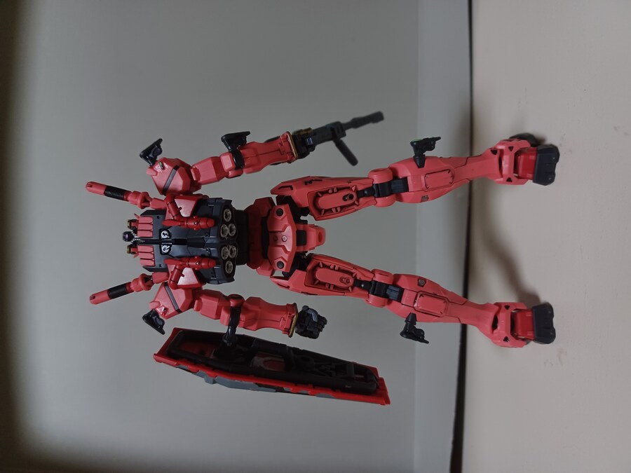 HG 지쿠악스 붉은 건담_2.jpg