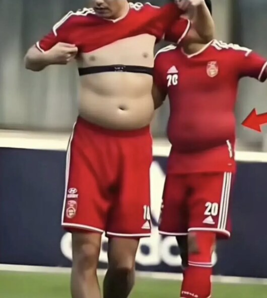 “이렇게 뱃살 출렁거리는 선수들이 프로라고?” 中대륙이 축구를 못하는 이유_1.png