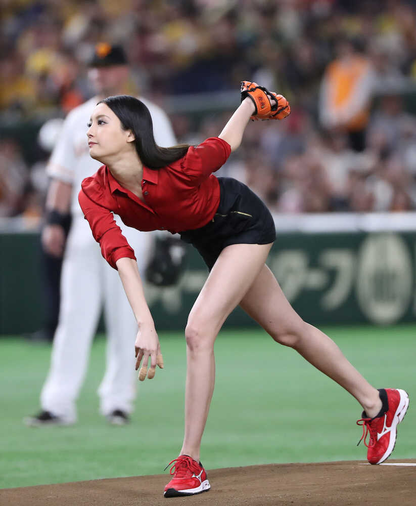 일본 프로야구 화제였던 시구녀.gif_3.jpg