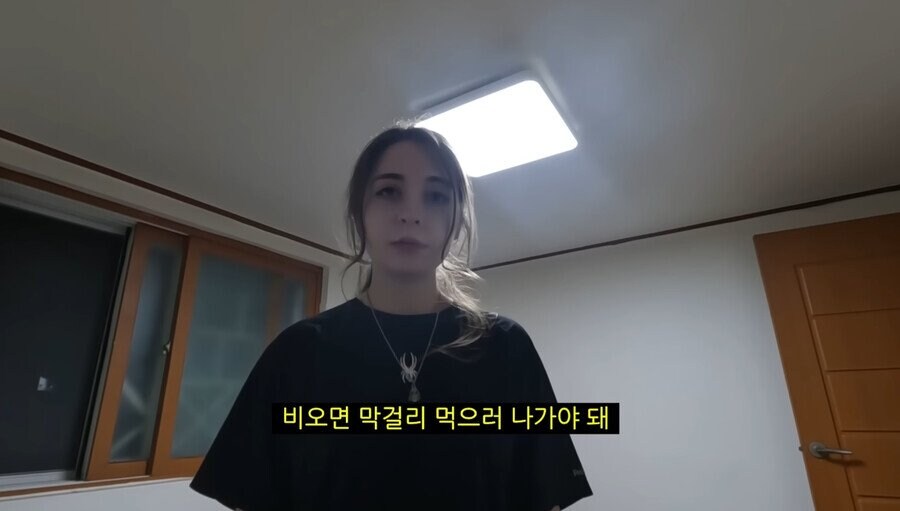 프랑스인이 비 와도 우산을 안 쓰는 이유.jpg_1.jpg
