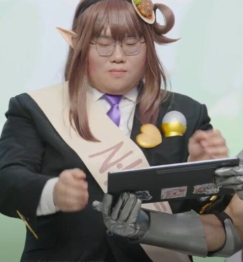 트릭컬)아니 시장 로네 안경 쓰는것도 왜이렇게 웃기지ㅋㅋㅋㅋㅋ_1.png