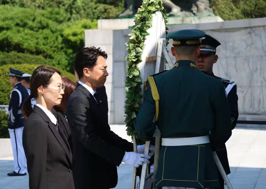 한국에 방문한 고이즈미 현충원 참배_1.jpg