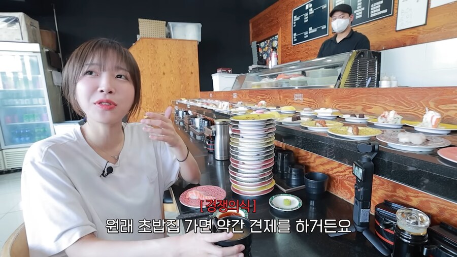 회전초밥집에서 경쟁하는 사람_1.png