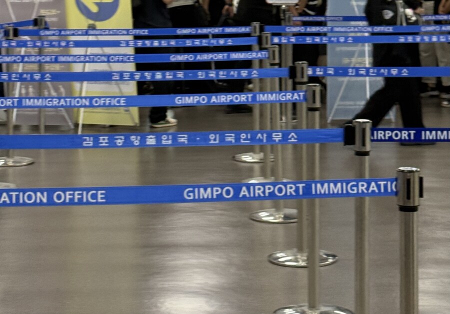 방금 전 김포공항에서 연예인 찍는 민폐 빠돌이들 본 실화.jpg_1.jpg