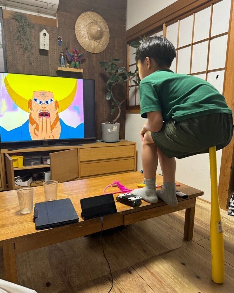 무적코털 보보보를 시청하는 아이의 자세_1.jpg