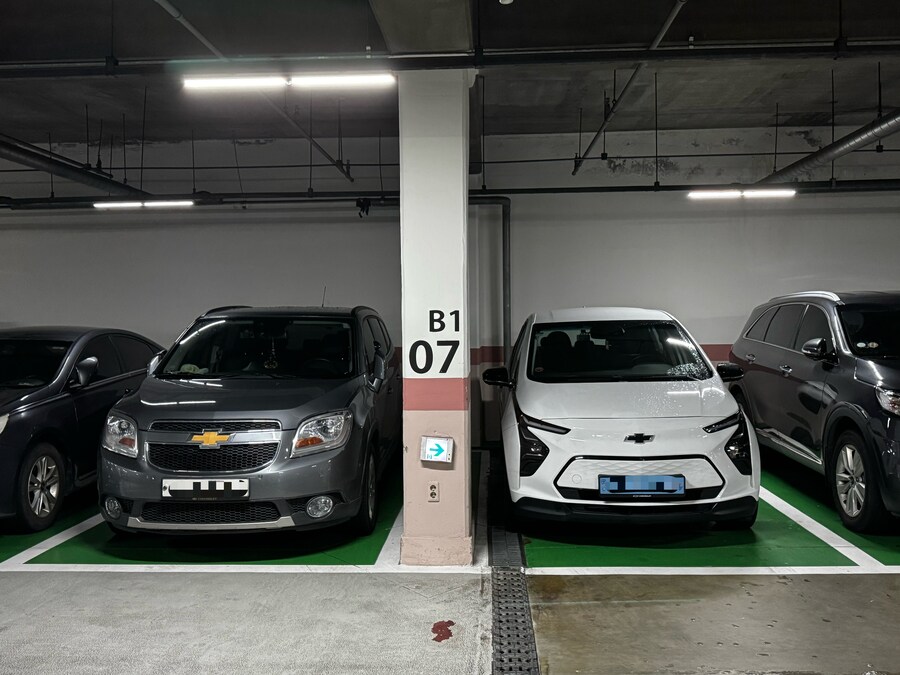 주차장의 두 GM 차_1.jpg
