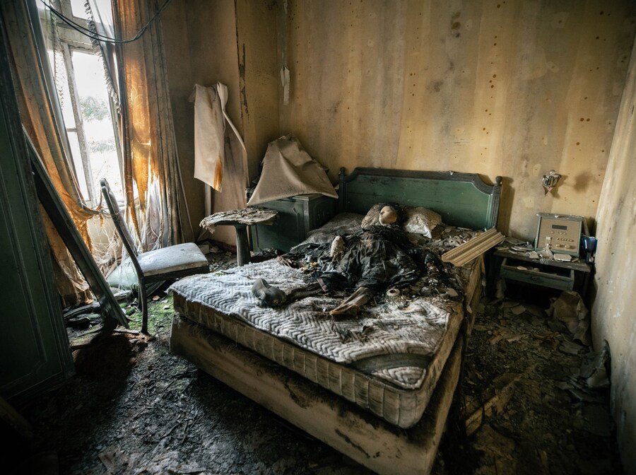 [약간 혐오] 일본, 폐호텔 침대 위의 썩은 인형🏨🛏_1.jpg