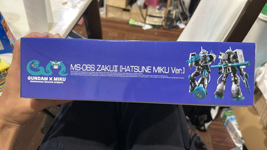 RG 자쿠 Ⅱ 하츠네 미쿠 Ver 박스 사진_2.jpg