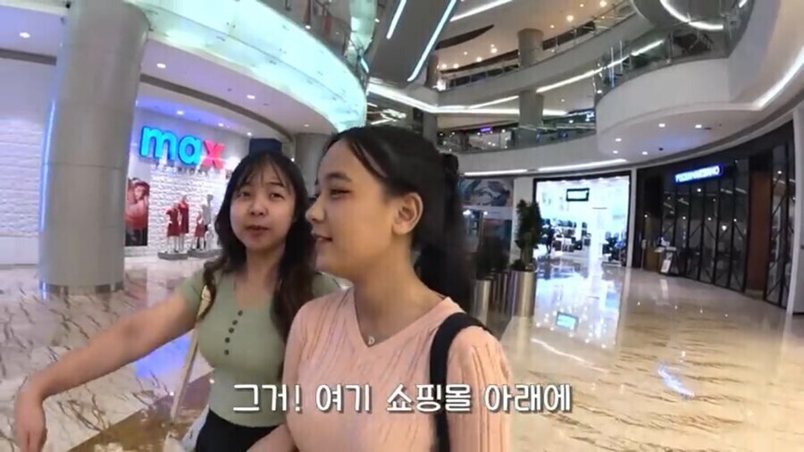 한국거리 재현에 진심이었던 인도네시아 쇼핑몰_1.jpg