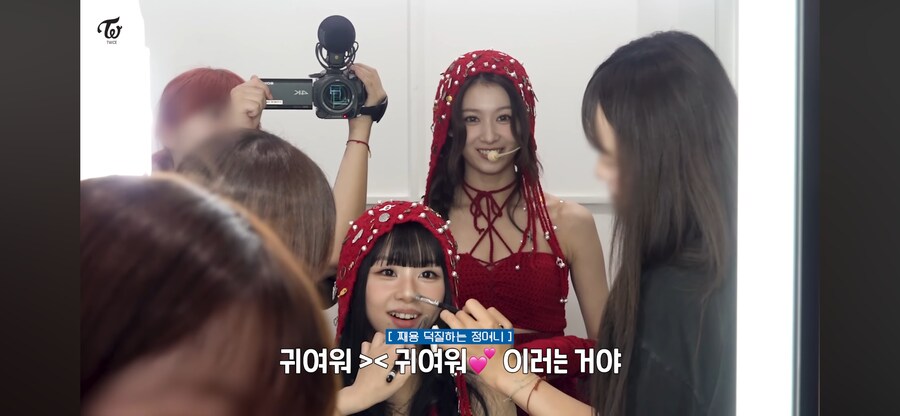 언니들에게 귀여움 당하는 트와이스 채영이_7.png