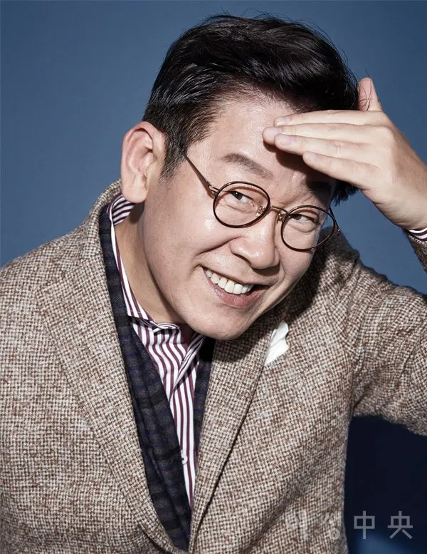 ???: 뭐 시발 미국에 내돈 내냐?_1.webp