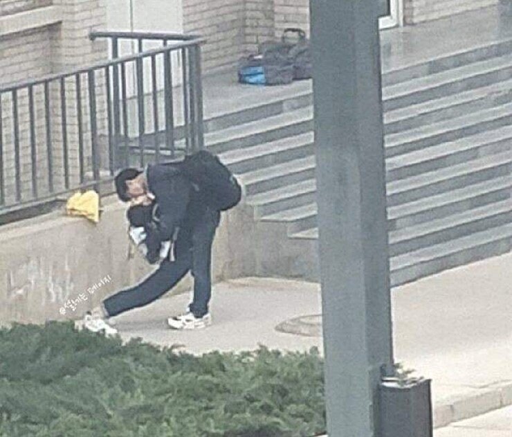 "그녀의 허리가 활처럼 휘었다..."_1.png