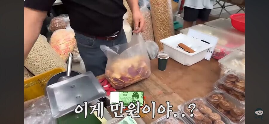 과자가게 무전취식하는 할머니_13.jpg