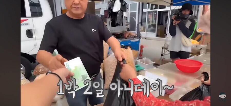 과자가게 무전취식하는 할머니_15.jpg