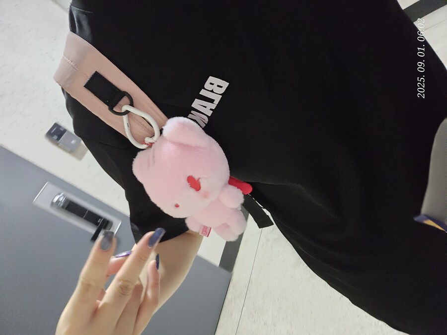 아이브 인형 너무 귀여운데 32~34 살 여자가 매고다니기엔 좀 그렇네_2.jpg