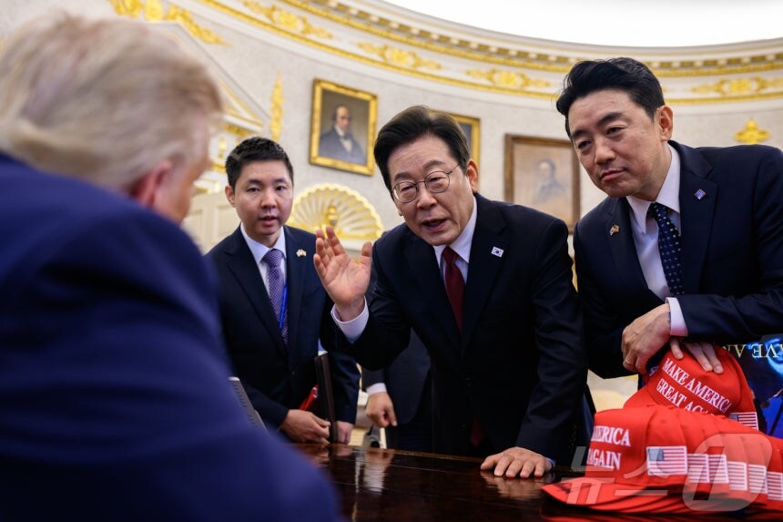 트럼프 영접부터 李대통령 방명록까지…백악관 '비하인드 컷' 공개_2.jpg