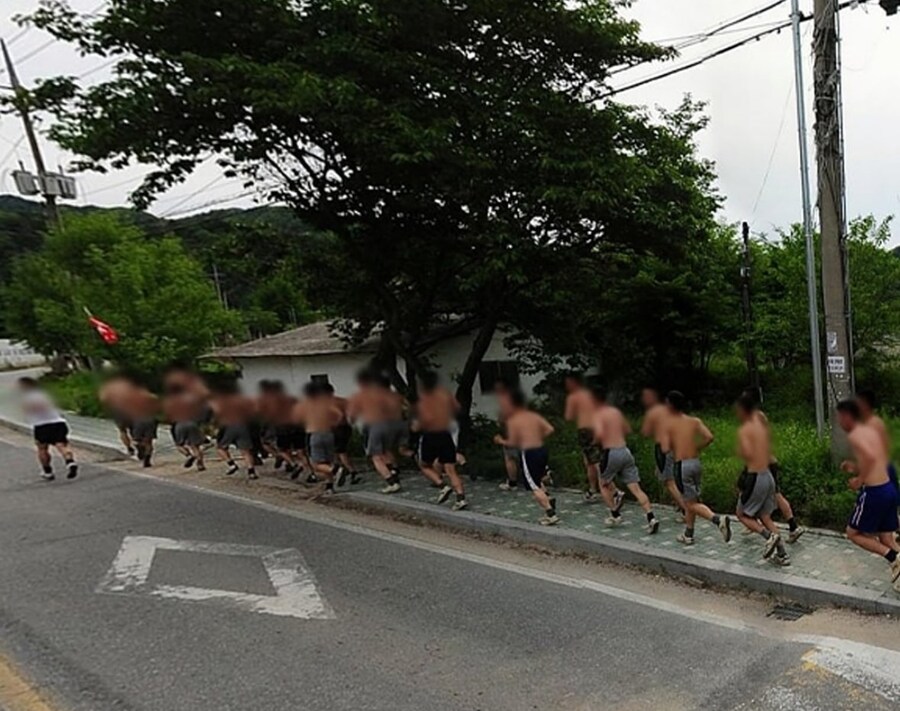 로드뷰에 찍힌 20대 러닝크루.jpg_2.jpg