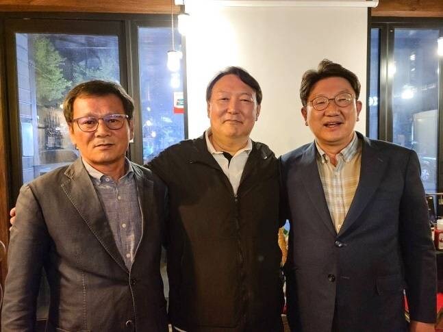 윤석열·권성동 나란히 찍힌 사진... 승승장구하던 강릉 3인방의 말로_1.jpg