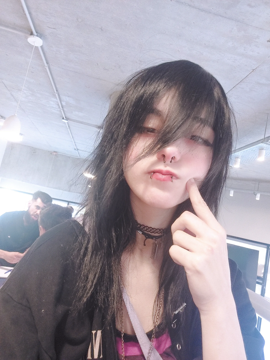 난 얼굴에 피어싱 같은 거 싫어하는 줄 알았는데_3.webp