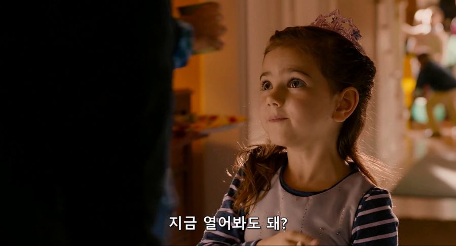 [MCU]딸에게 선물을 하는 아빠_2.jpg