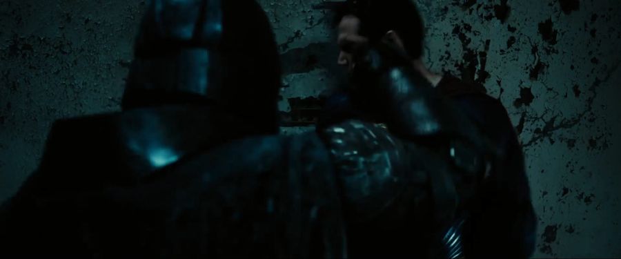 [배트맨]슈퍼맨에게 열심히 펀치를 날리는 브루스 웨인_4.jpg