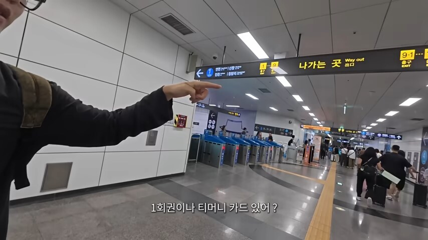 유튜브) 외국인만 보이면 무작정 말을 거는 유튜버_17.png