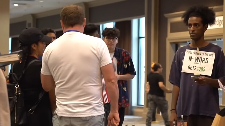 어몽어스)인종차별 임포스터를 추적하는 유튜버_1.png