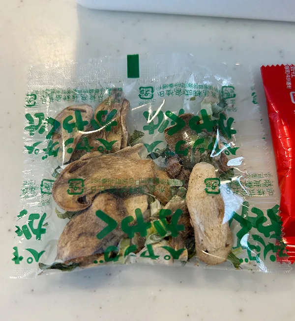 궁금해서 찾아본 ペヤング一贅沢やきそば 本物の松茸_1.webp