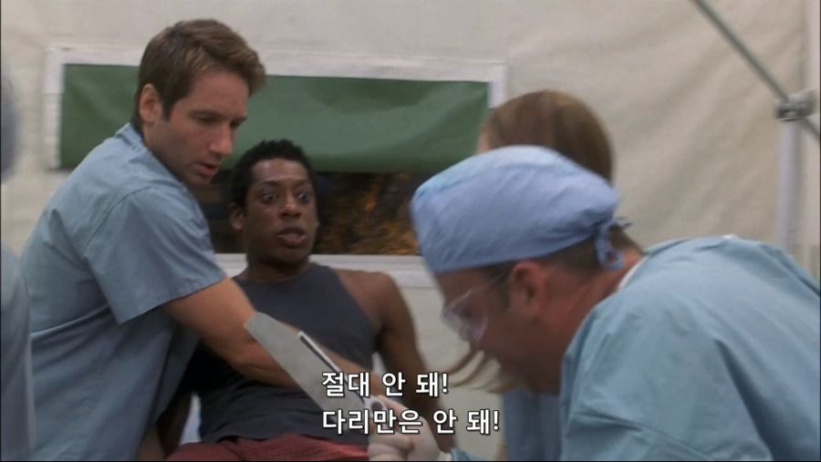 영화속 몸속에 벌레가 들어와서 고생한 남자_7.jpg