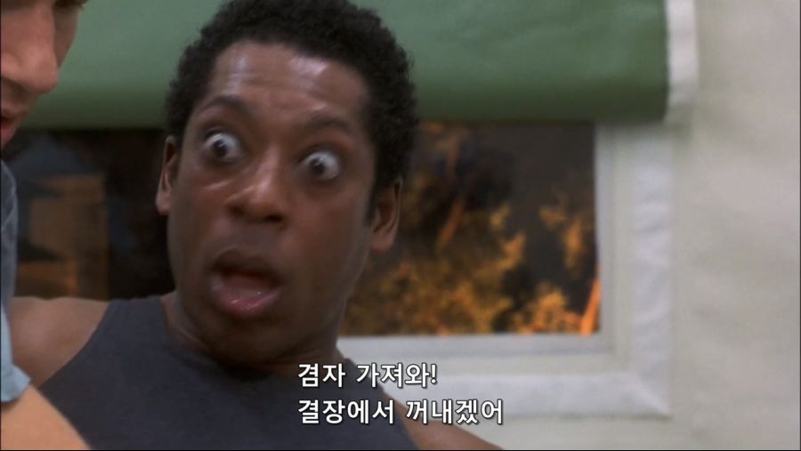 영화속 몸속에 벌레가 들어와서 고생한 남자_15.jpg