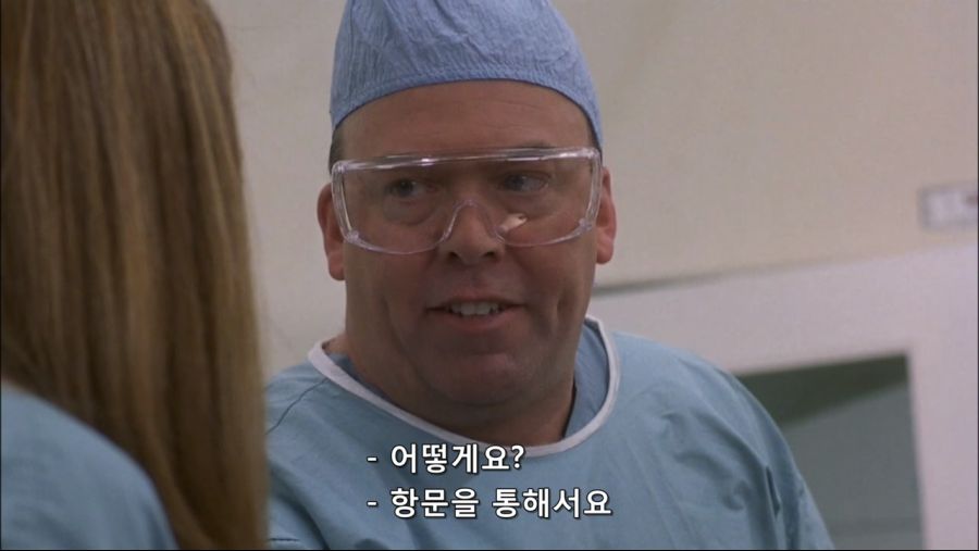 영화속 몸속에 벌레가 들어와서 고생한 남자_17.jpg