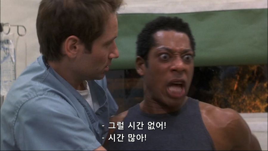 영화속 몸속에 벌레가 들어와서 고생한 남자_19.jpg