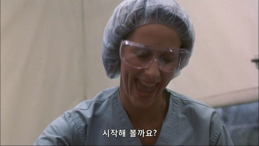 영화속 몸속에 벌레가 들어와서 고생한 남자_21.jpg