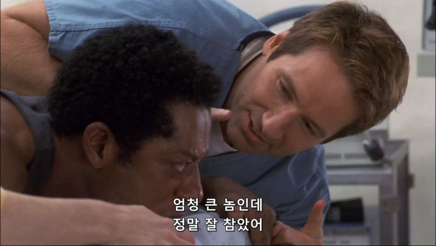 영화속 몸속에 벌레가 들어와서 고생한 남자_33.jpg