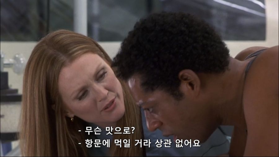 영화속 몸속에 벌레가 들어와서 고생한 남자_36.jpg