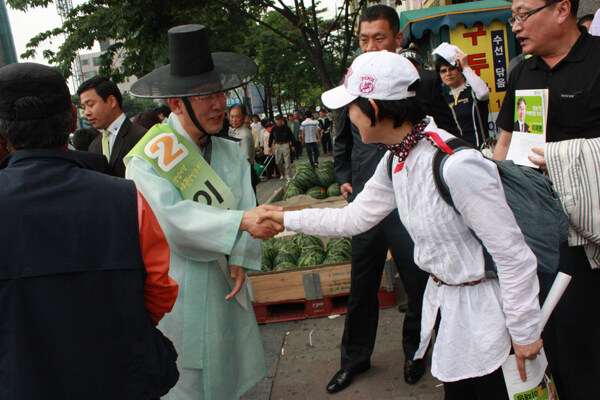 [희귀 자료] 한복에 갓 쓰고 유세하는 이재명_2.jpg