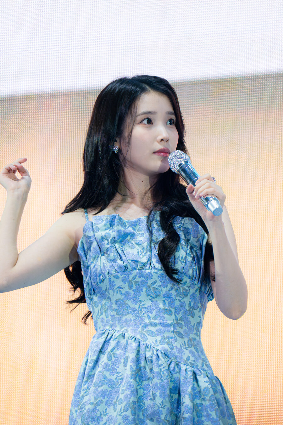 2025.09.13 아이유 FAN MEET-UP(셀카봉)_3.jpg
