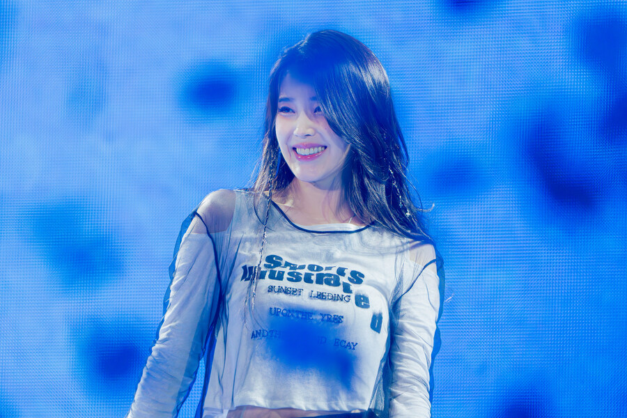 2025.09.13 아이유 FAN MEET-UP(셀카봉)_13.jpg