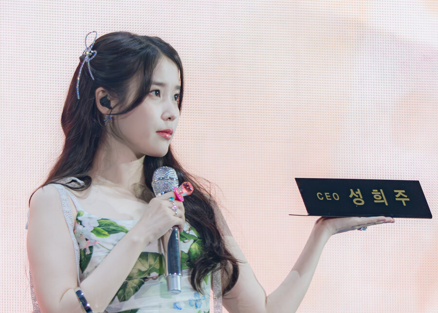 2025.09.14 아이유 FAN MEET-UP(셀카봉)_15.jpg