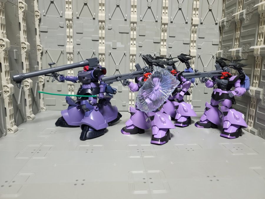 HG GQ 1/144 릭 돔 + HG 돔 트루퍼 나열 사진_3.jpg