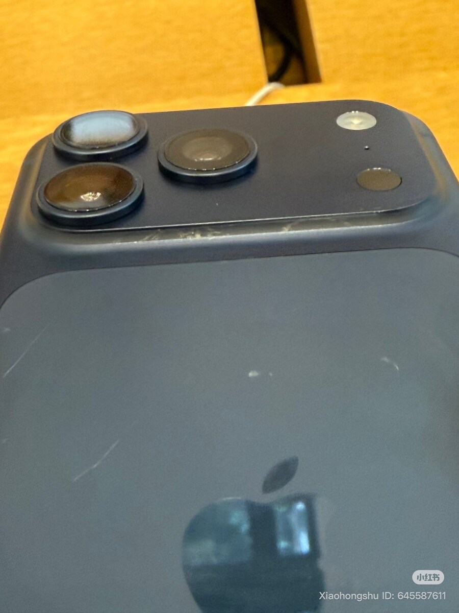 아이폰 17 프로, 매장 전시품 외부 기스에 취약해_1.jpg