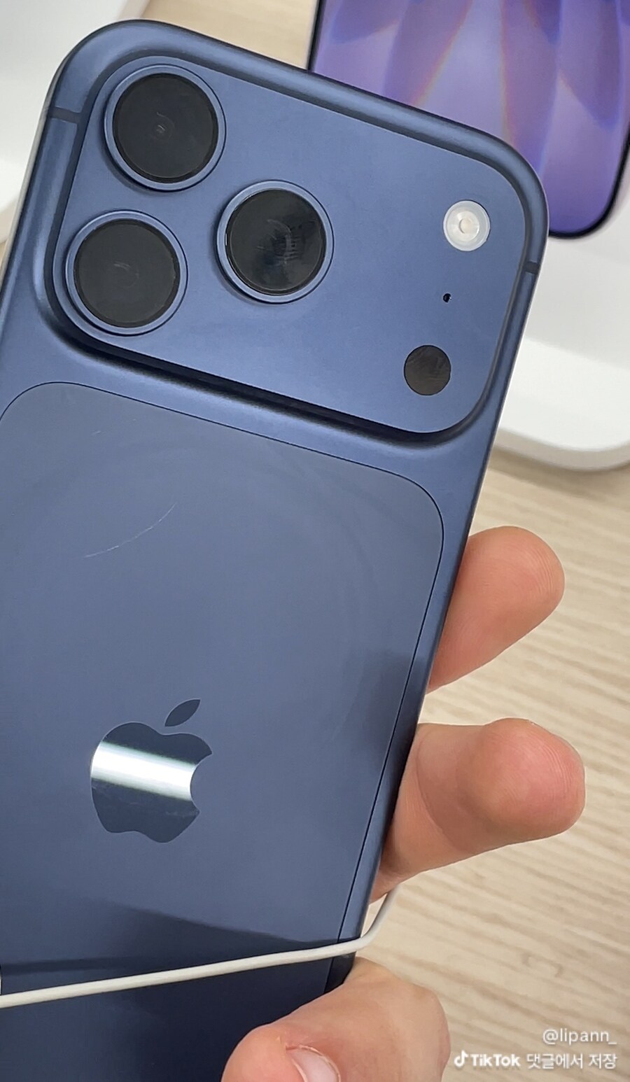 애플스토어 아이폰17 근황_1.jpg